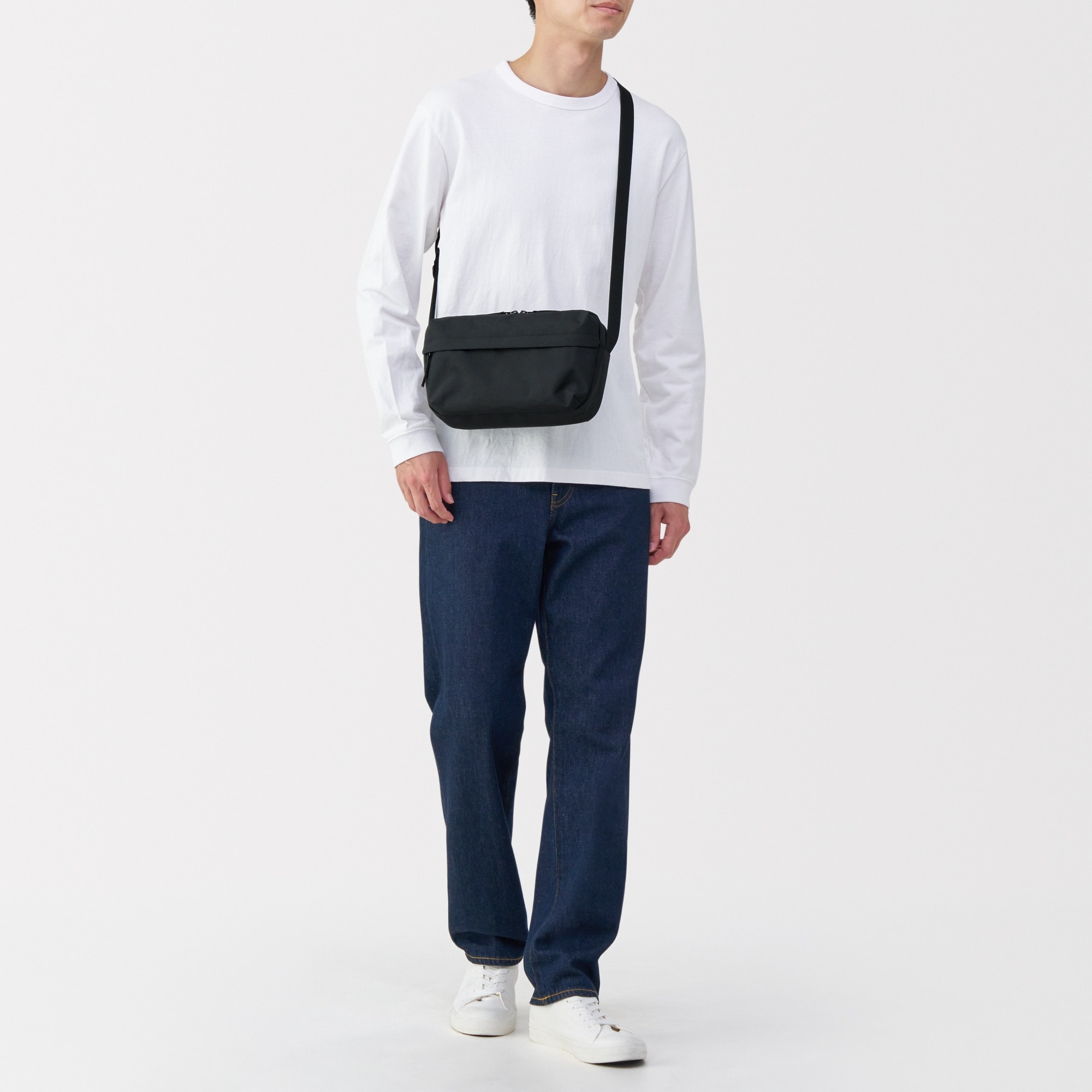 撥水　再生ポリエステル　背面ポケット付き　ショルダーバッグ