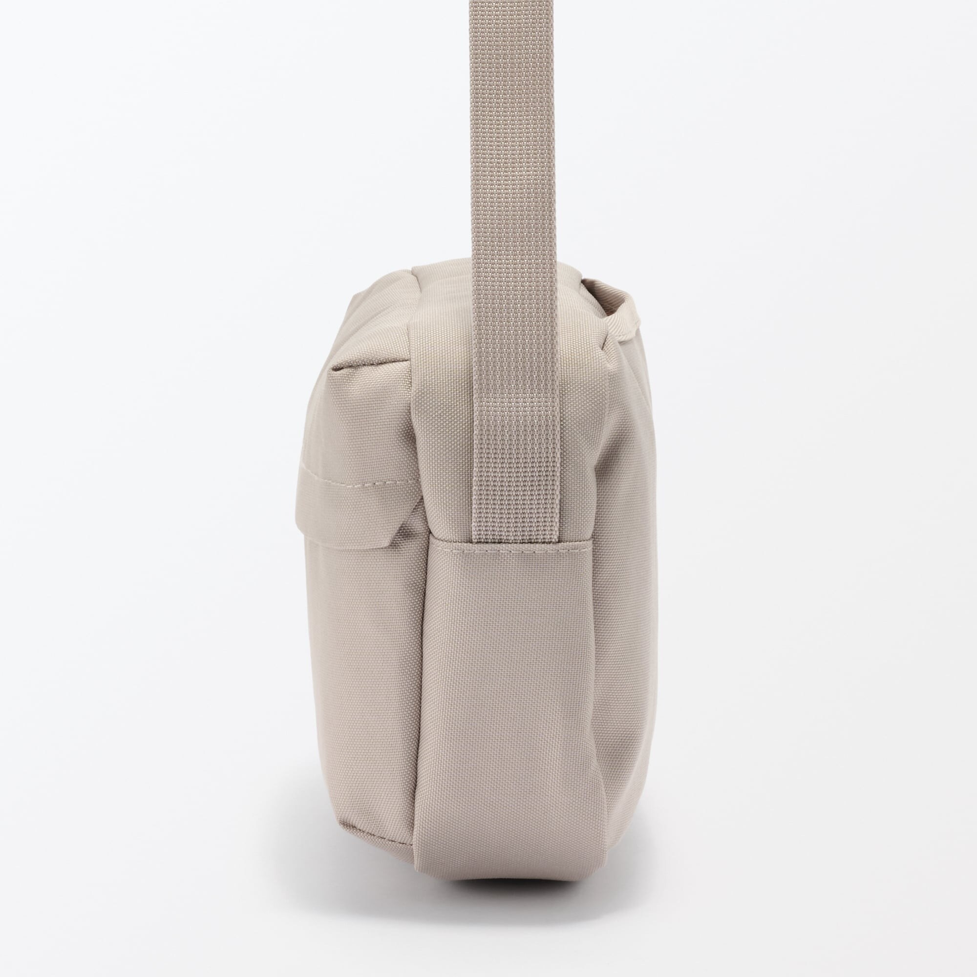 撥水　再生ポリエステル　背面ポケット付き　ショルダーバッグ