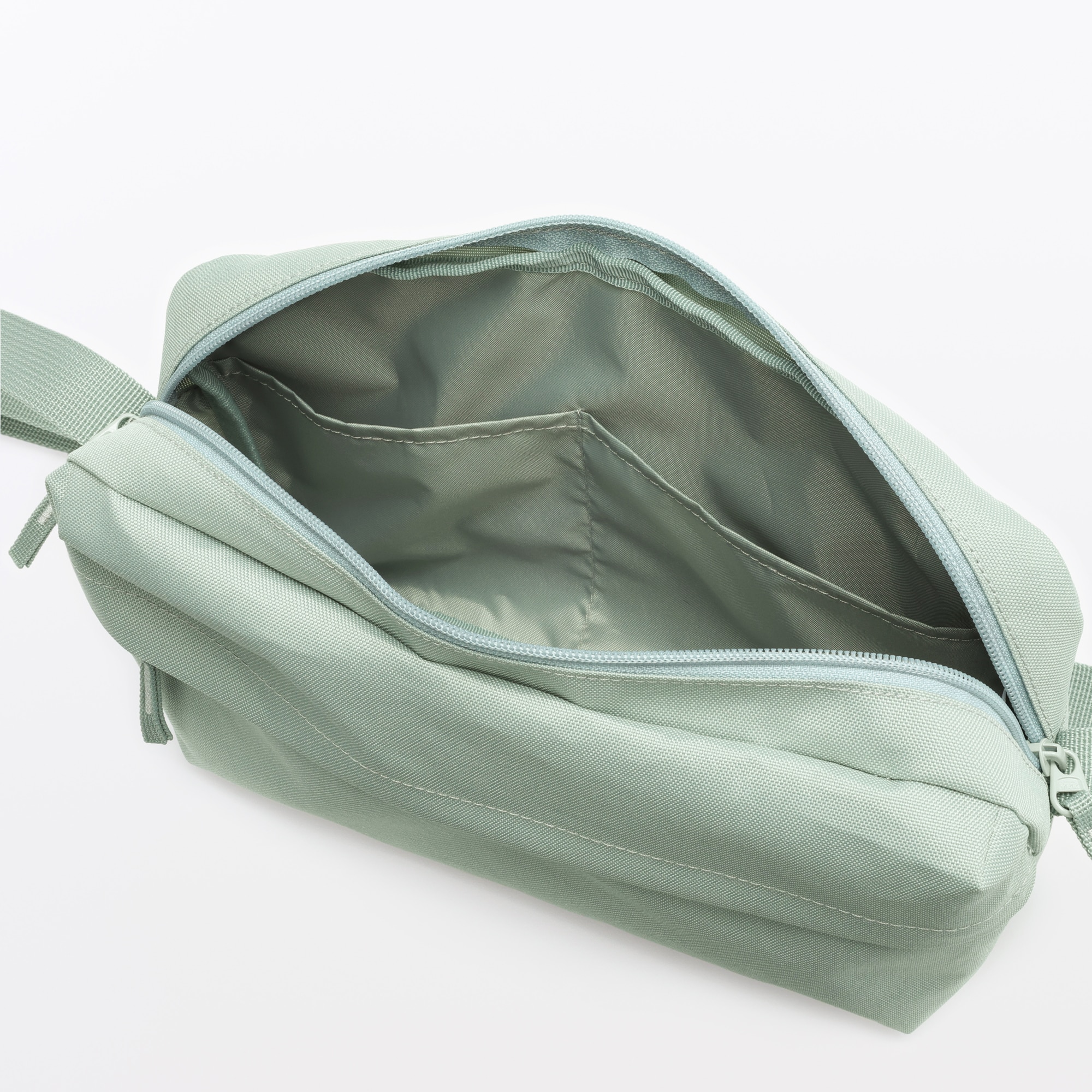 撥水　再生ポリエステル　背面ポケット付き　ショルダーバッグ