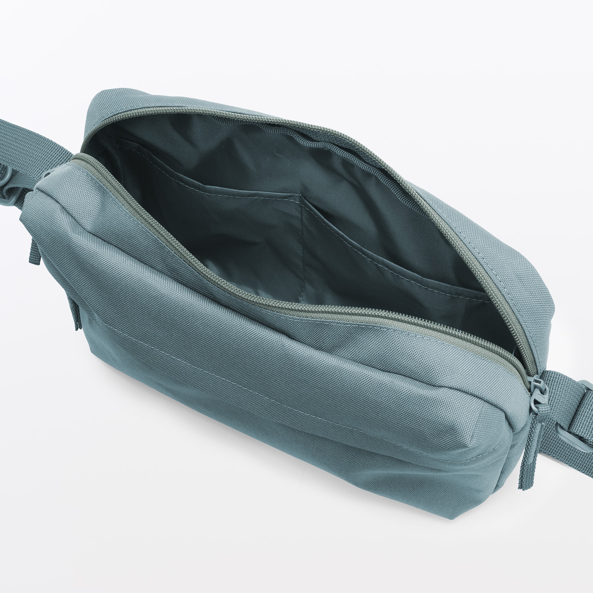 撥水　再生ポリエステル　背面ポケット付き　ショルダーバッグ