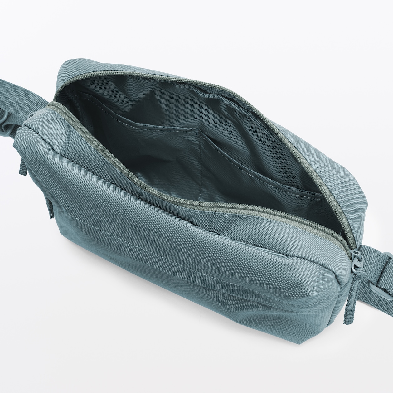 撥水　再生ポリエステル　背面ポケット付き　ショルダーバッグ