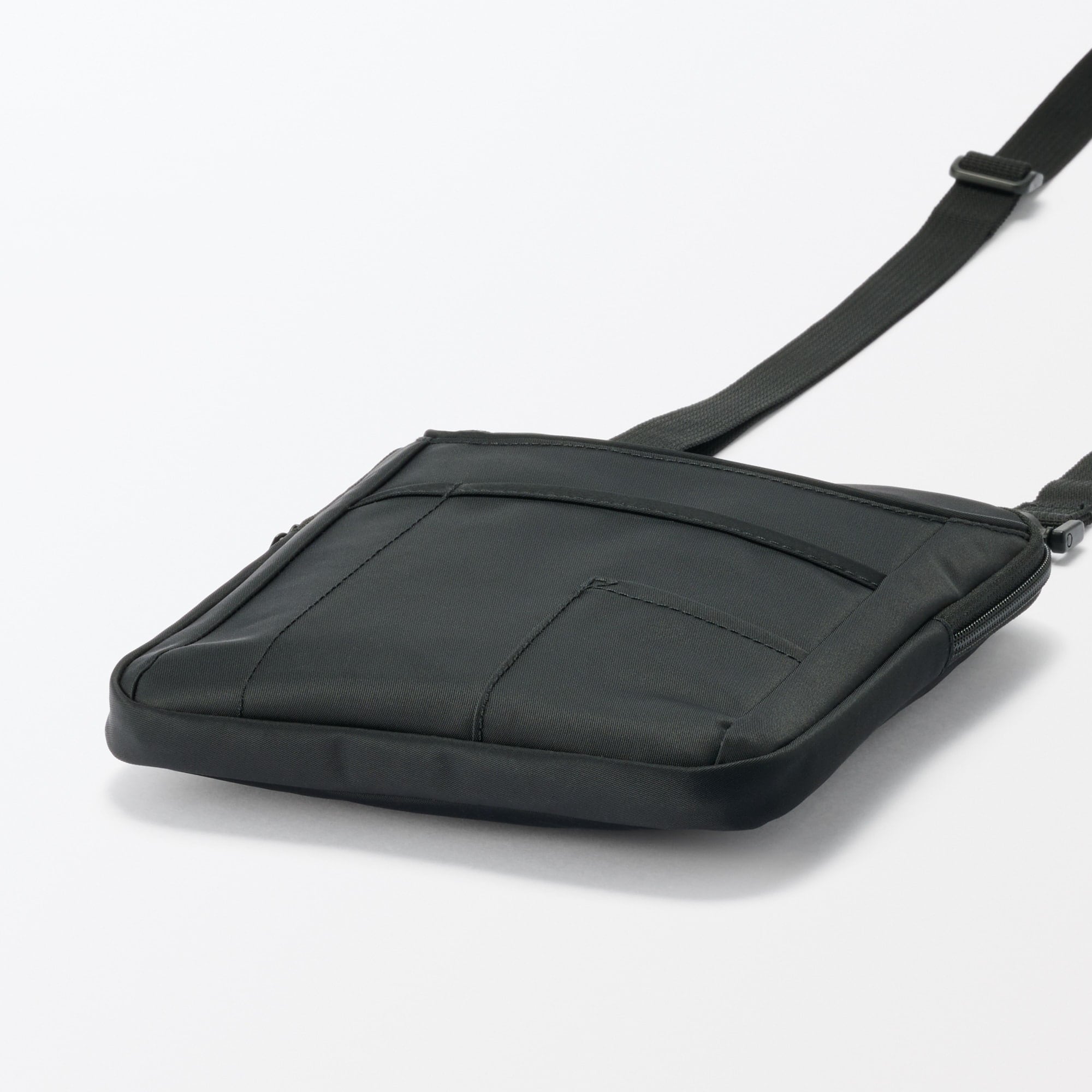 撥水　再生ナイロン　ペン差し付き　ショルダーバッグ