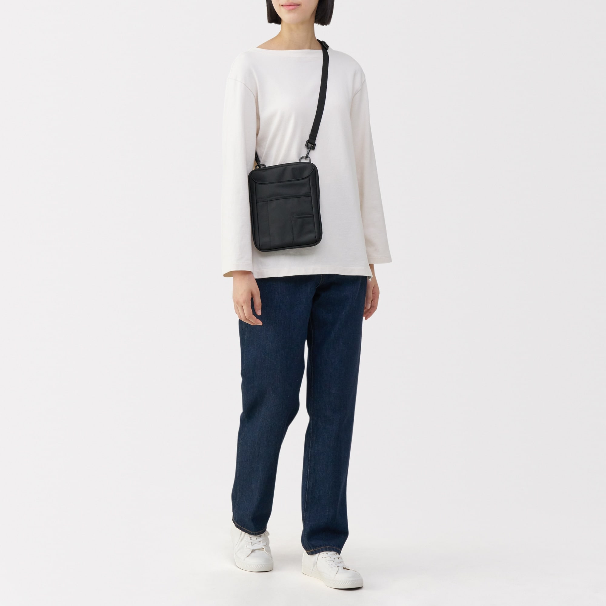 撥水　再生ナイロン　ペン差し付き　ショルダーバッグ