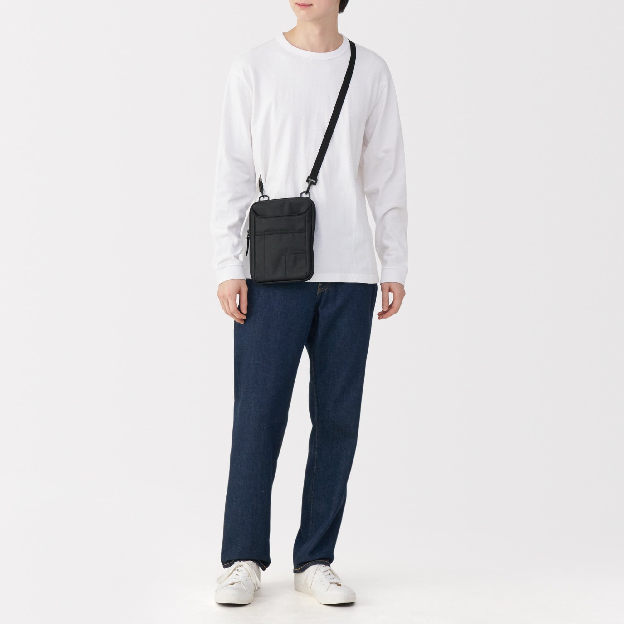 撥水　再生ナイロン　ペン差し付き　ショルダーバッグ