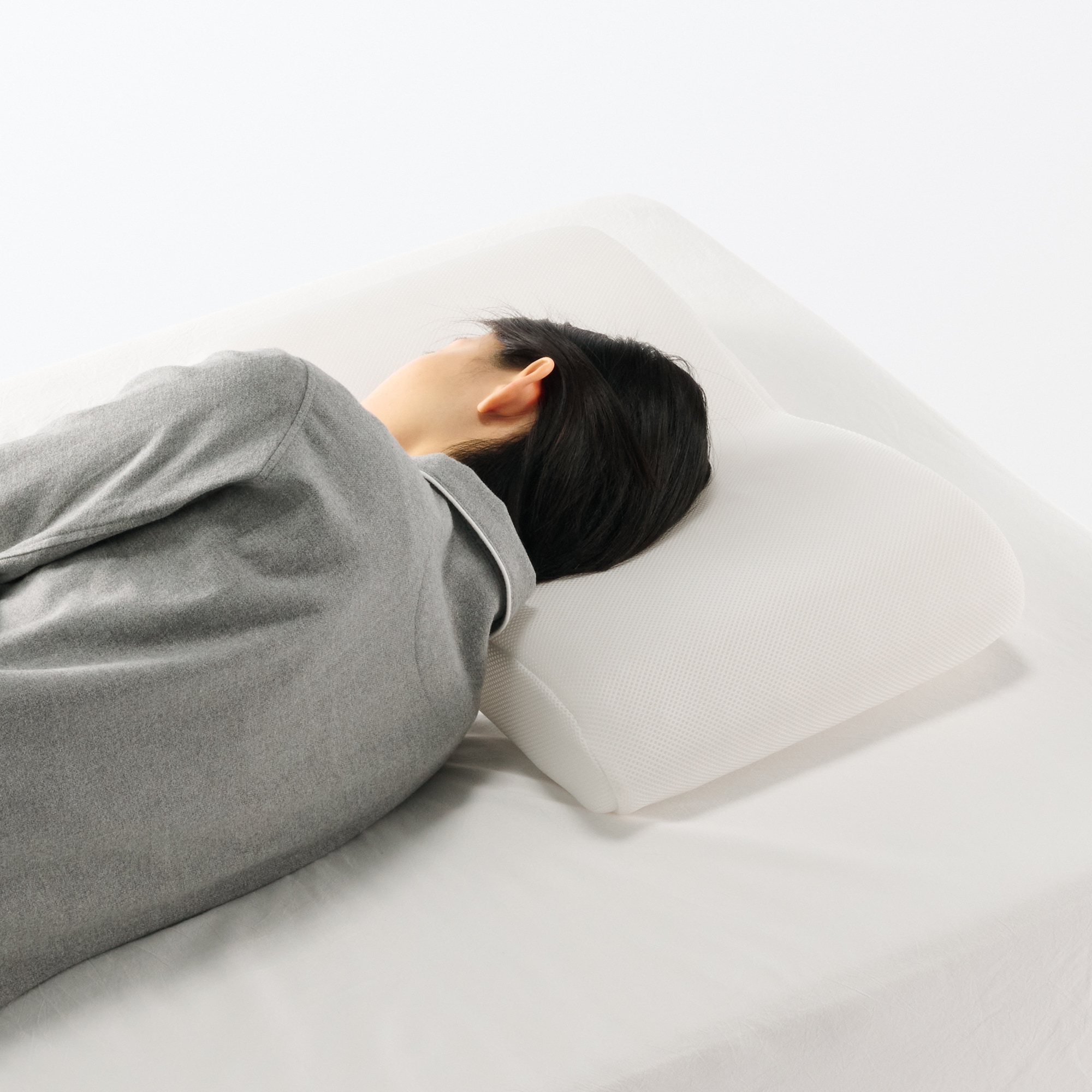 寝返りを受け止めるまくら　低め