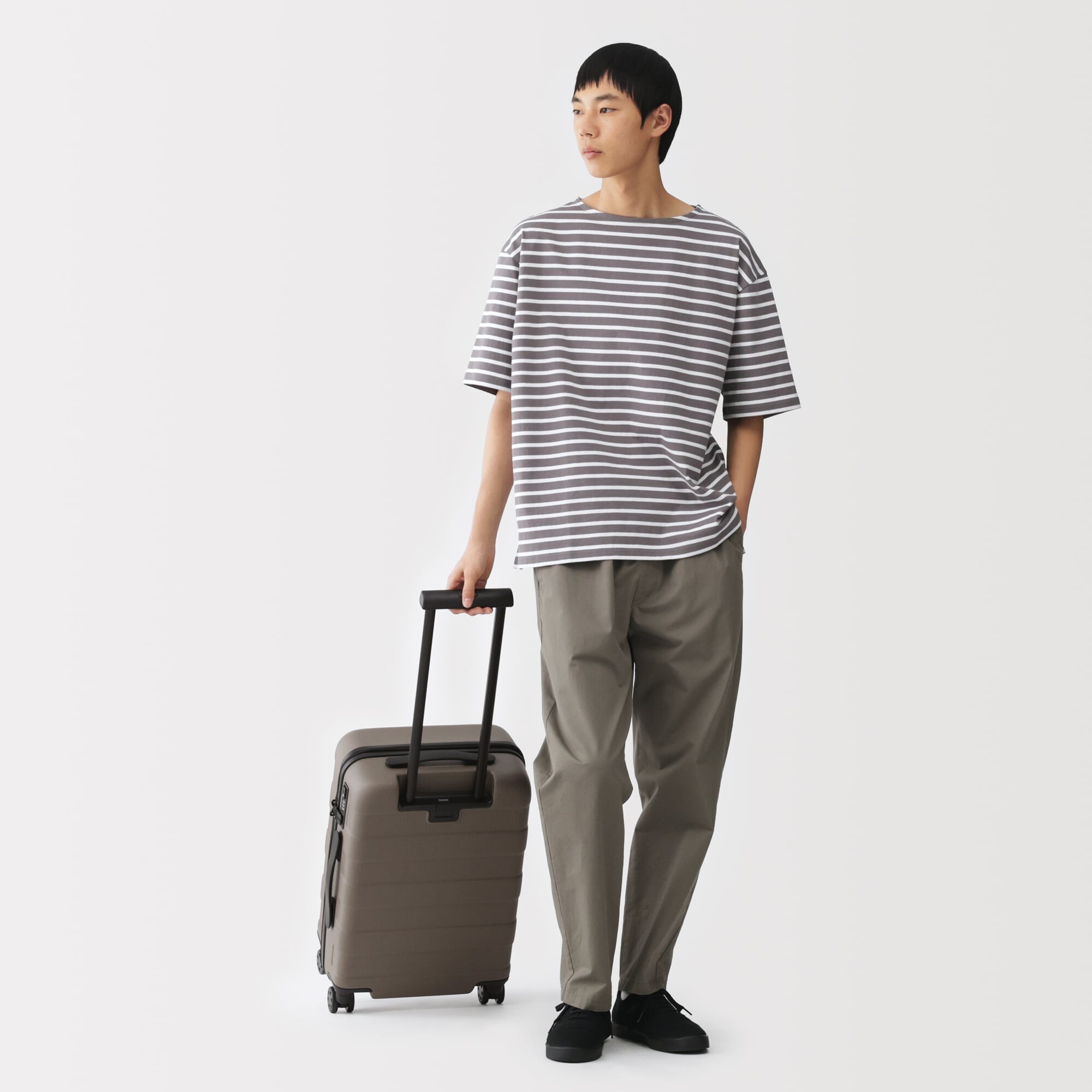 バーを自由に調節できる　ハードキャリーケース（３６Ｌ）