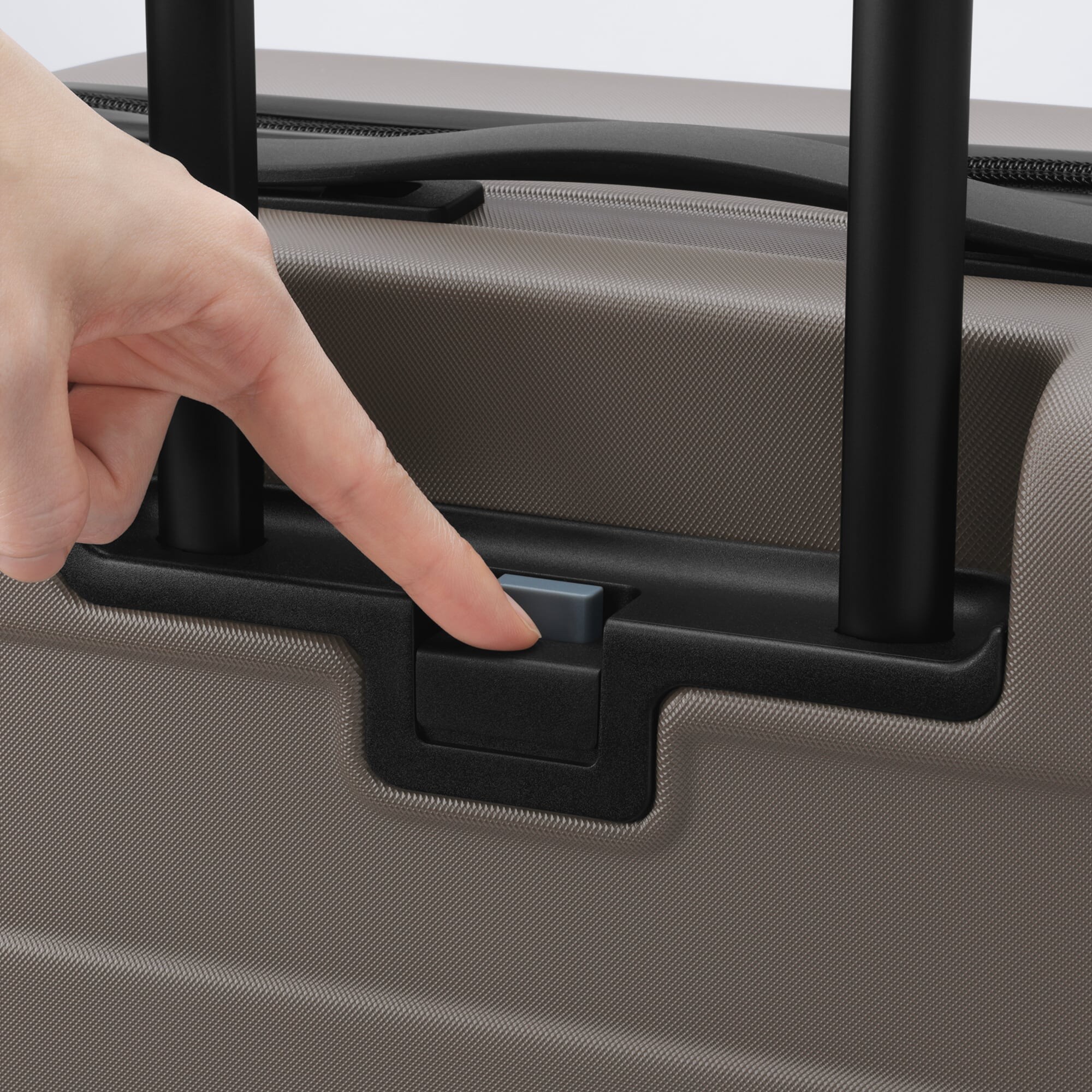 バーを自由に調節できる　ハードキャリーケース（７５Ｌ）