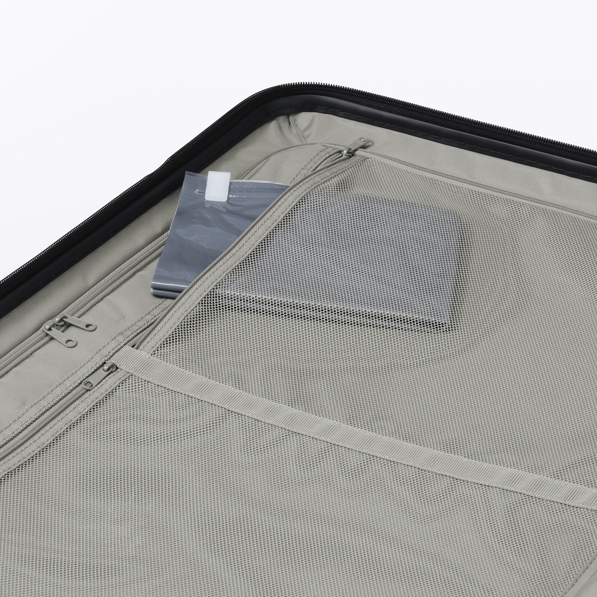 バーを自由に調節できる　ハードキャリーケース（７５Ｌ）