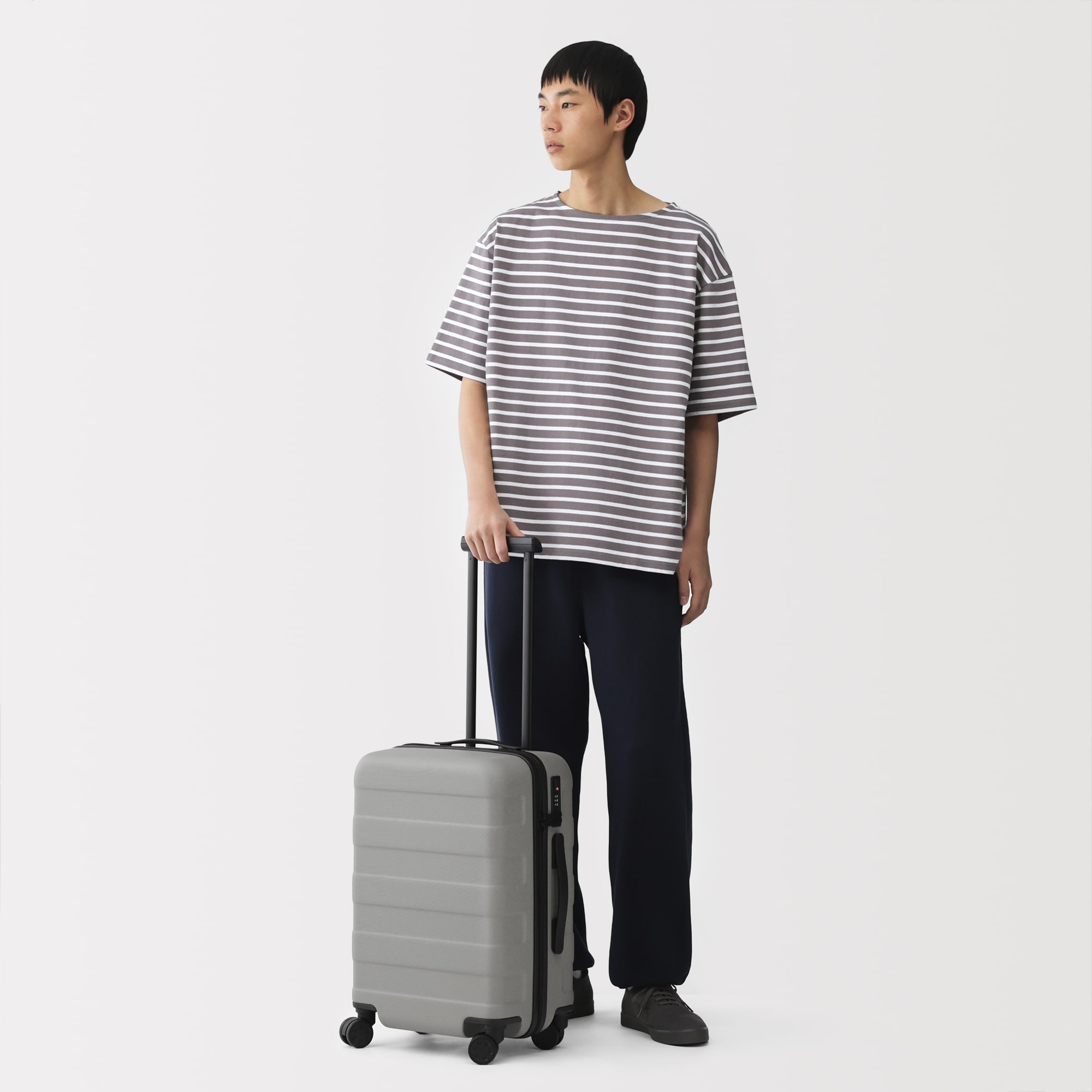 バーを自由に調節できる　ハードキャリーケース（３６Ｌ）