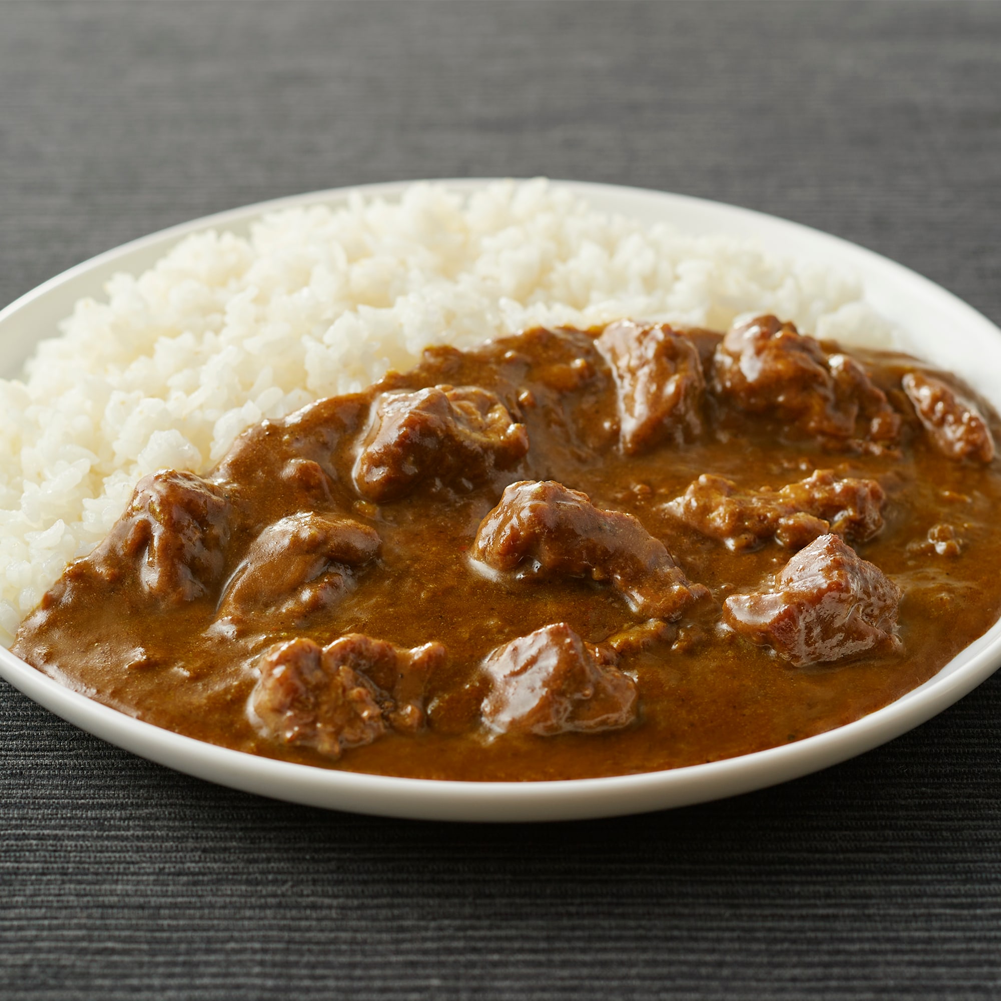 不揃いの牛肉でつくった焙煎スパイスの大盛りカレー