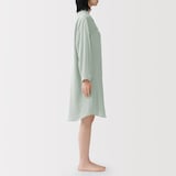 婦人　なめらかサテン　長袖パジャマワンピース