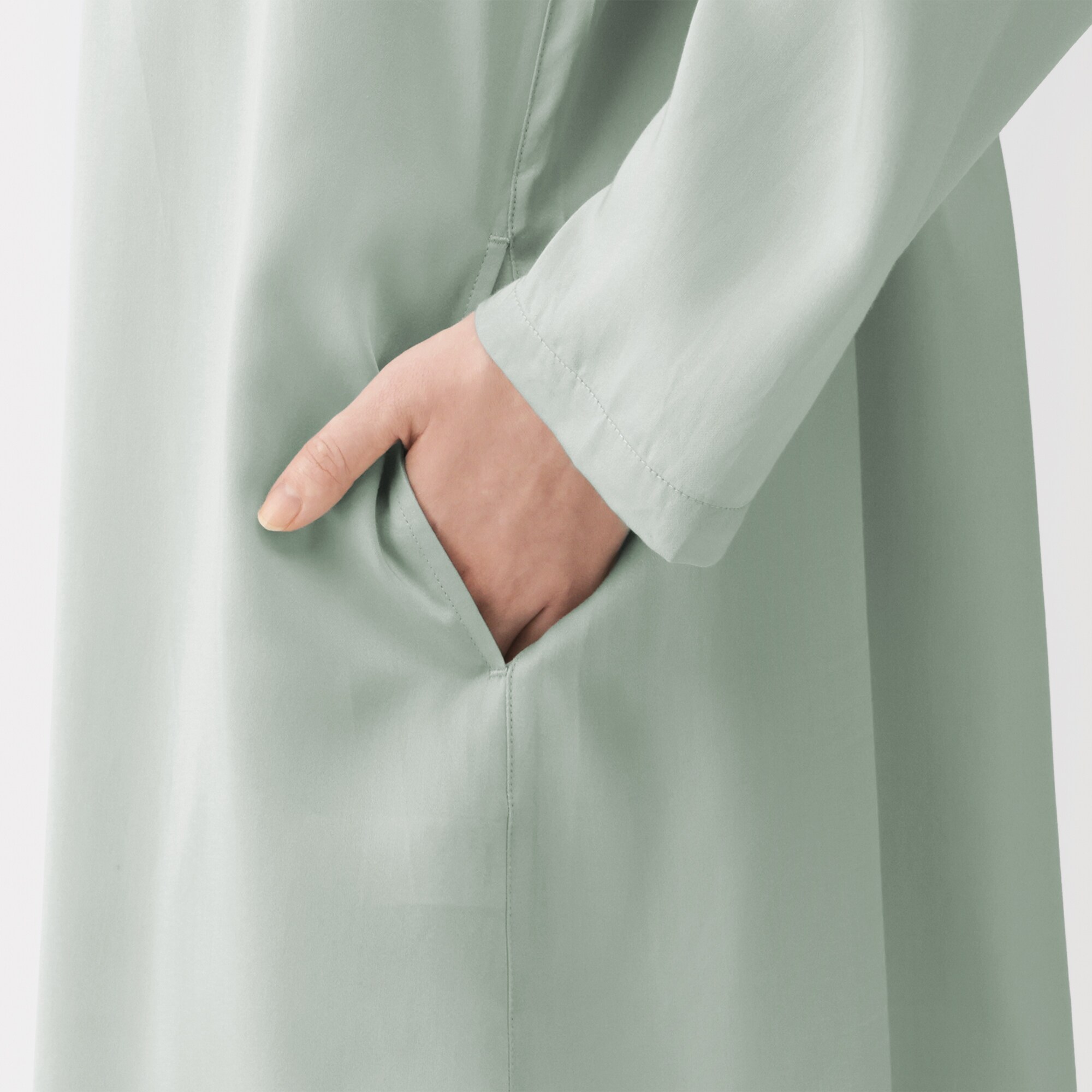 婦人　なめらかサテン　長袖パジャマワンピース