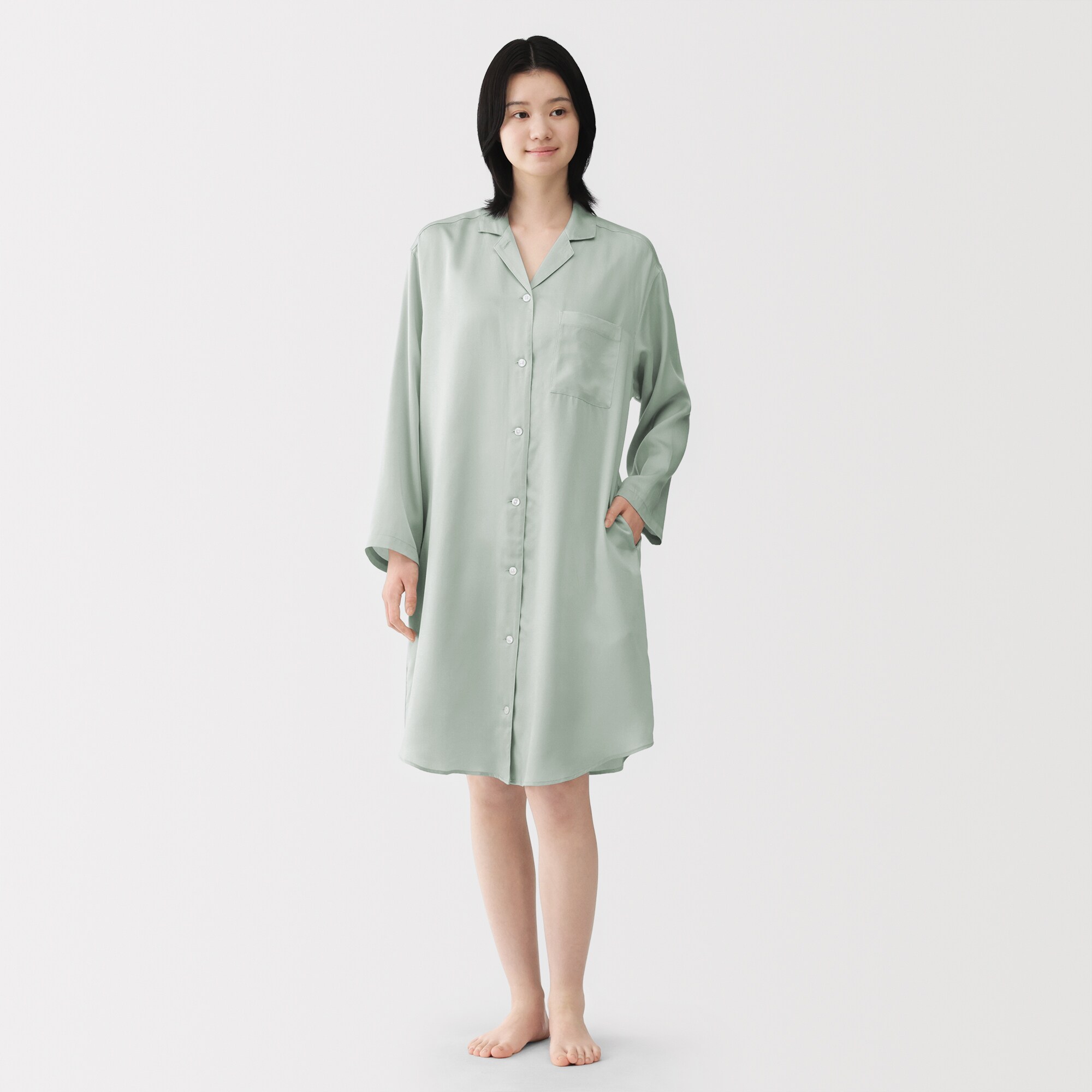 婦人　なめらかサテン　長袖パジャマワンピース