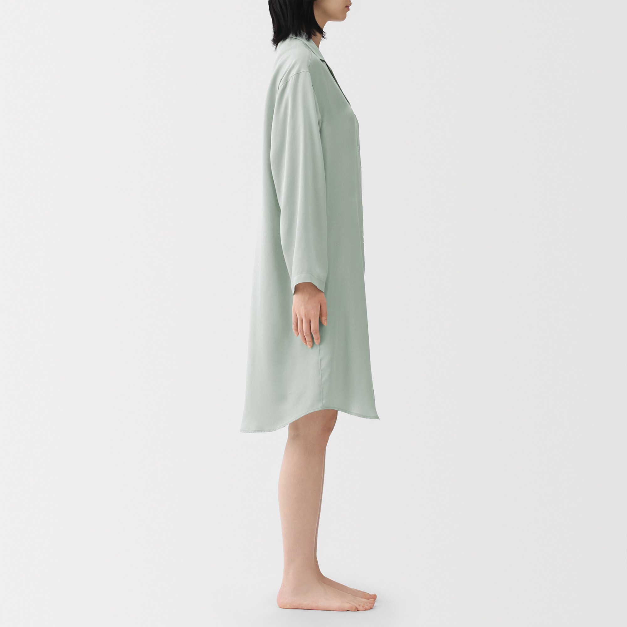 婦人　なめらかサテン　長袖パジャマワンピース