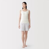 婦人　胸のボリュームをおさえる　ブラタンクトップ