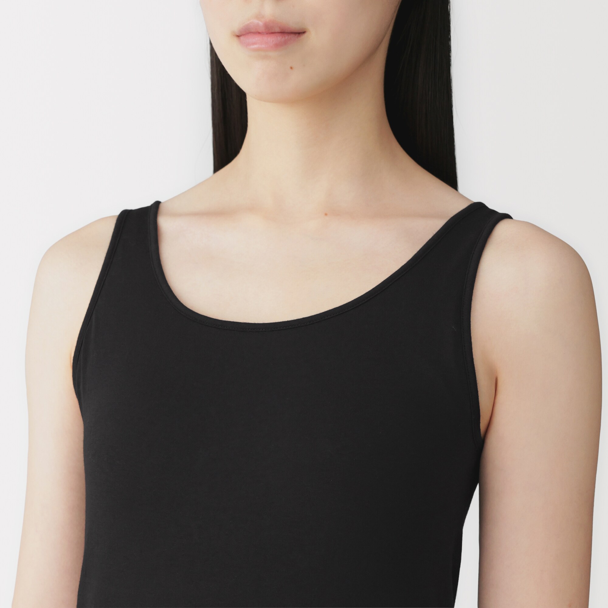 婦人　胸のボリュームをおさえる　ブラタンクトップ