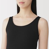 婦人　胸のボリュームをおさえる　ブラタンクトップ