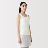 婦人　胸のボリュームをおさえる　ブラタンクトップ