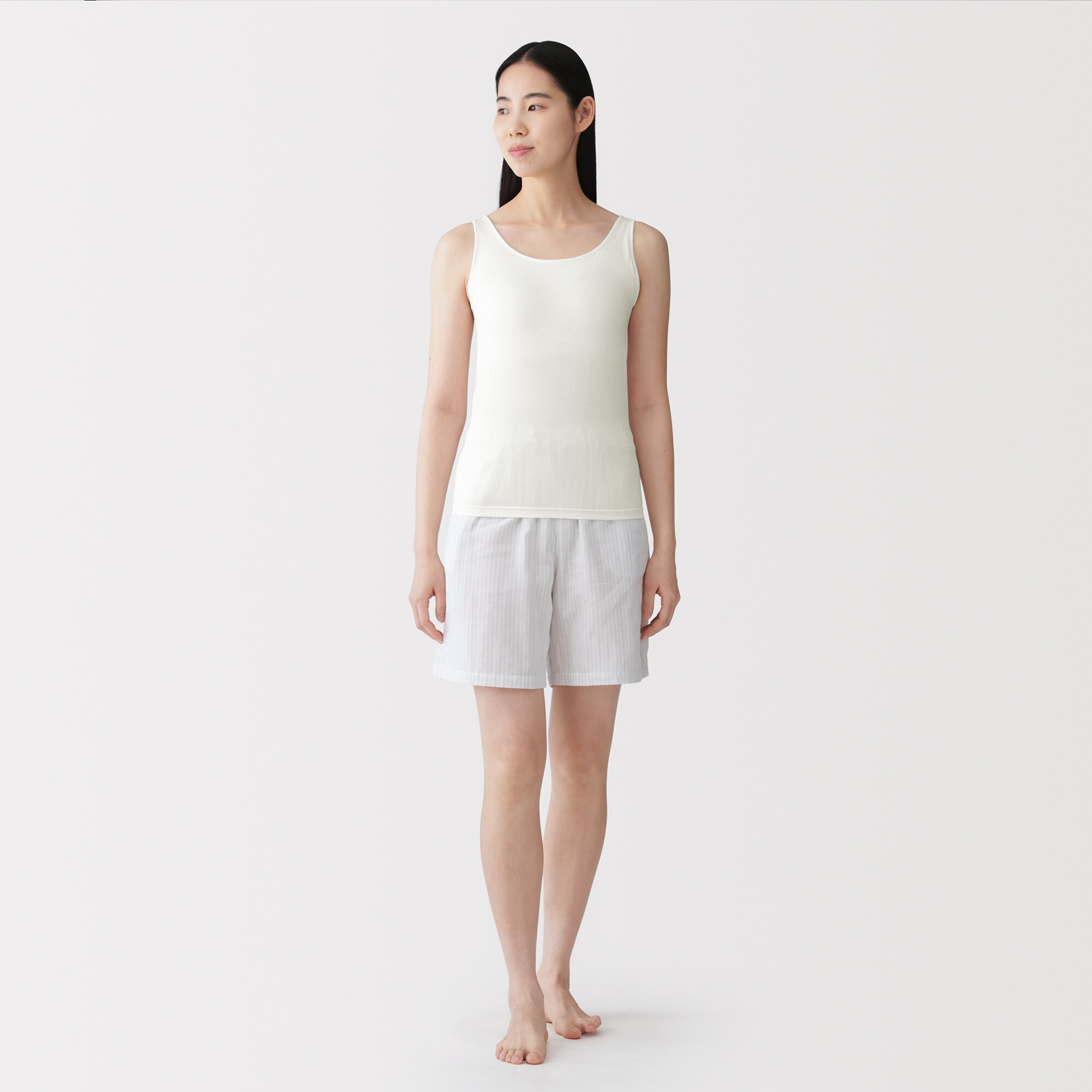 婦人　胸のボリュームをおさえる　ブラタンクトップ