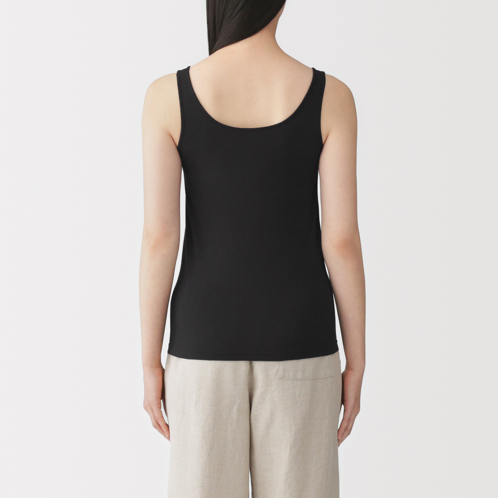 婦人　胸のボリュームをおさえる　ブラタンクトップ