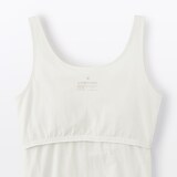 婦人　胸のボリュームをおさえる　ブラタンクトップ