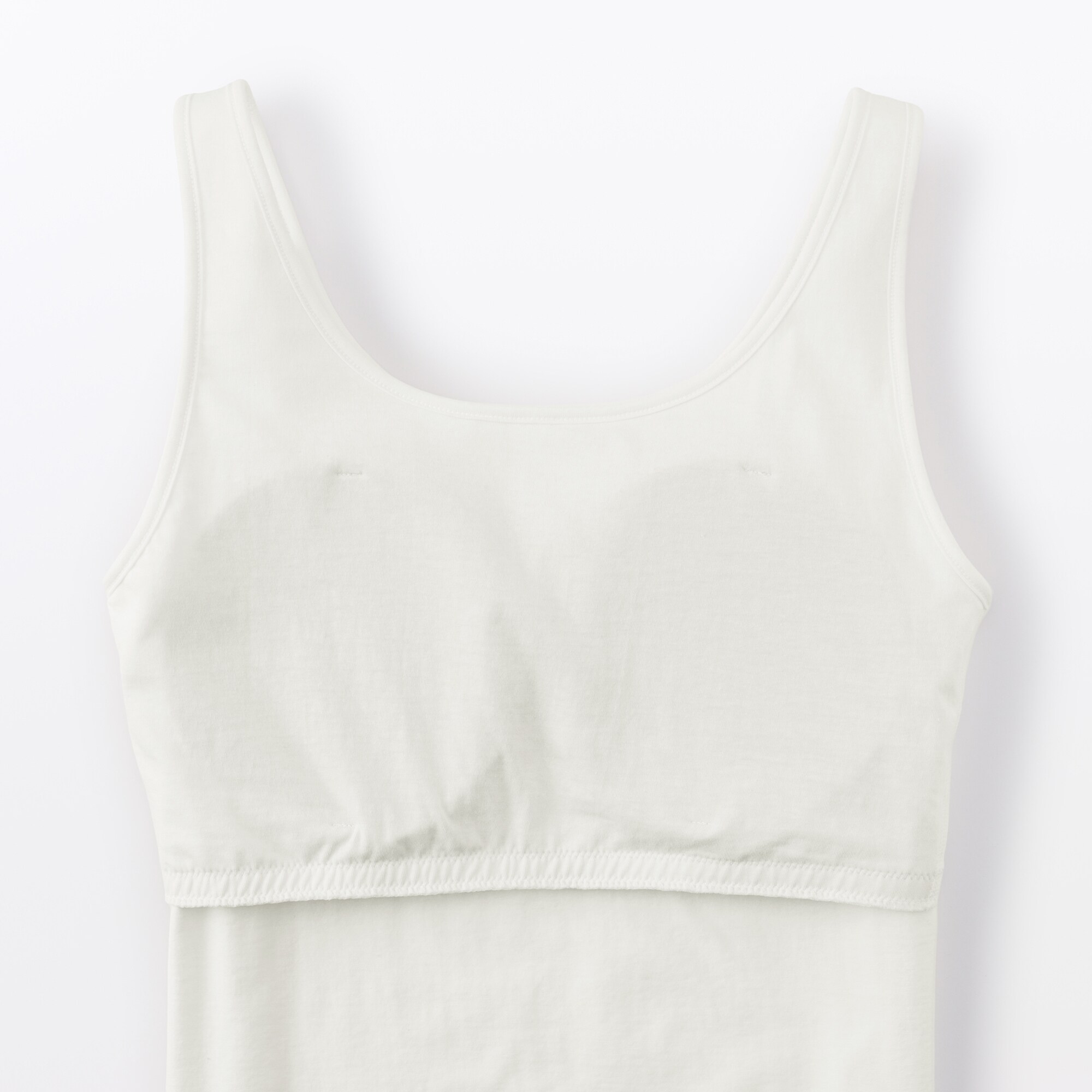 婦人　胸のボリュームをおさえる　ブラタンクトップ