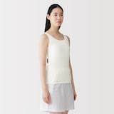 婦人　胸のボリュームをおさえる　ブラタンクトップ