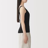 婦人　胸のボリュームをおさえる　ブラタンクトップ