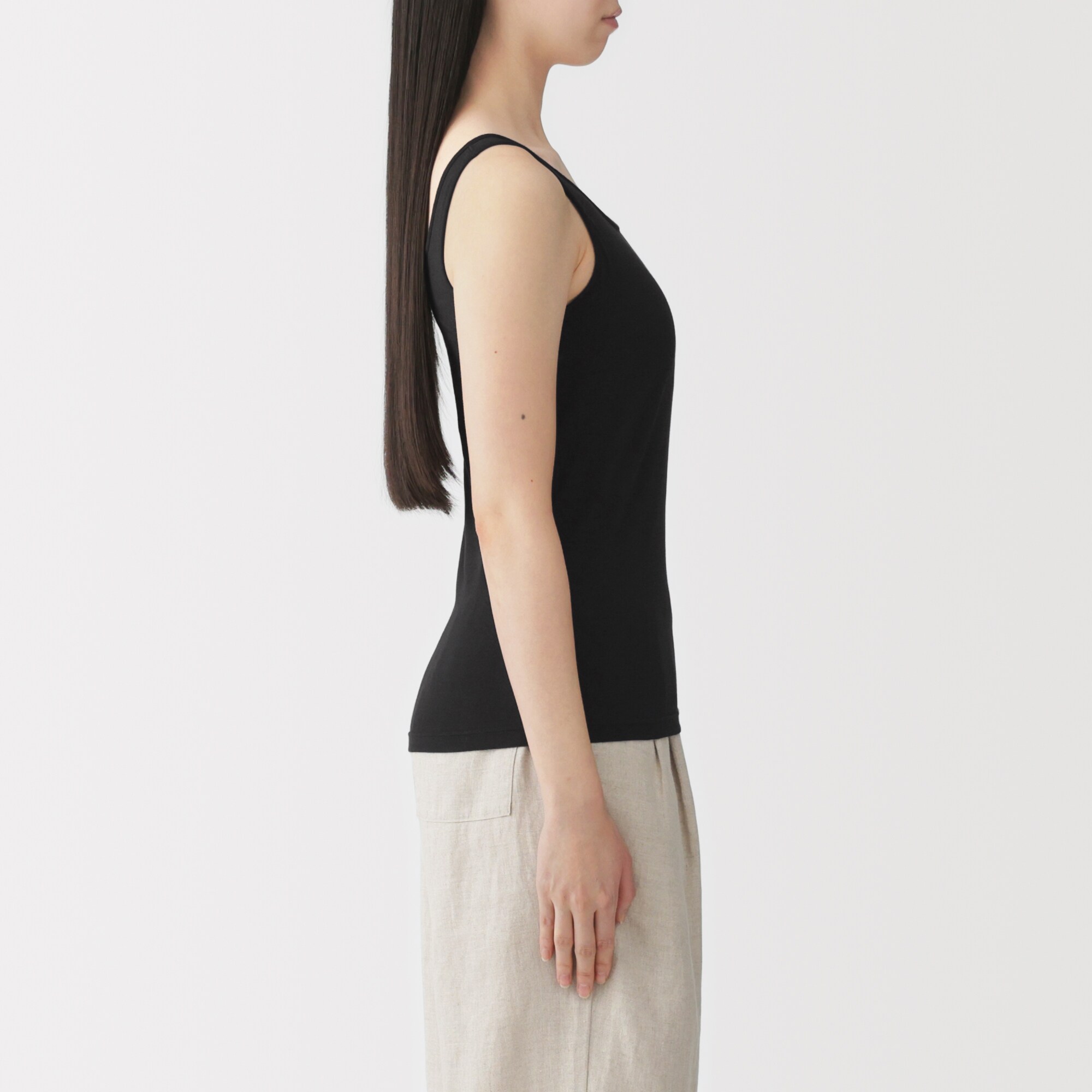 婦人　胸のボリュームをおさえる　ブラタンクトップ