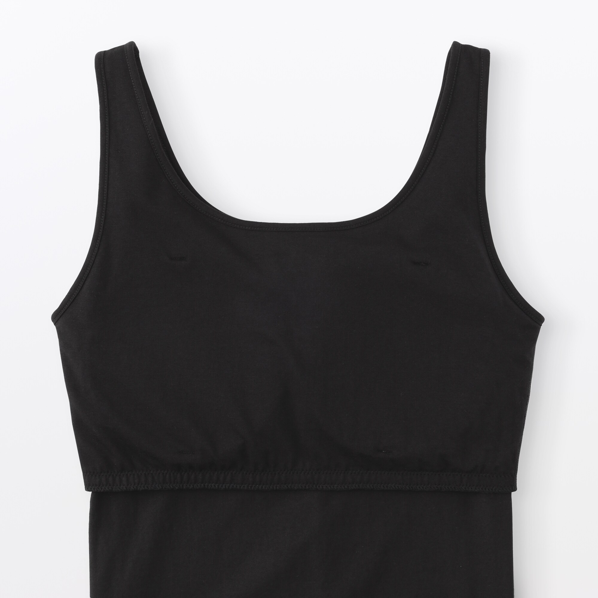 婦人　胸のボリュームをおさえる　ブラタンクトップ