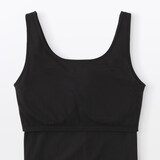 婦人　胸のボリュームをおさえる　ブラタンクトップ