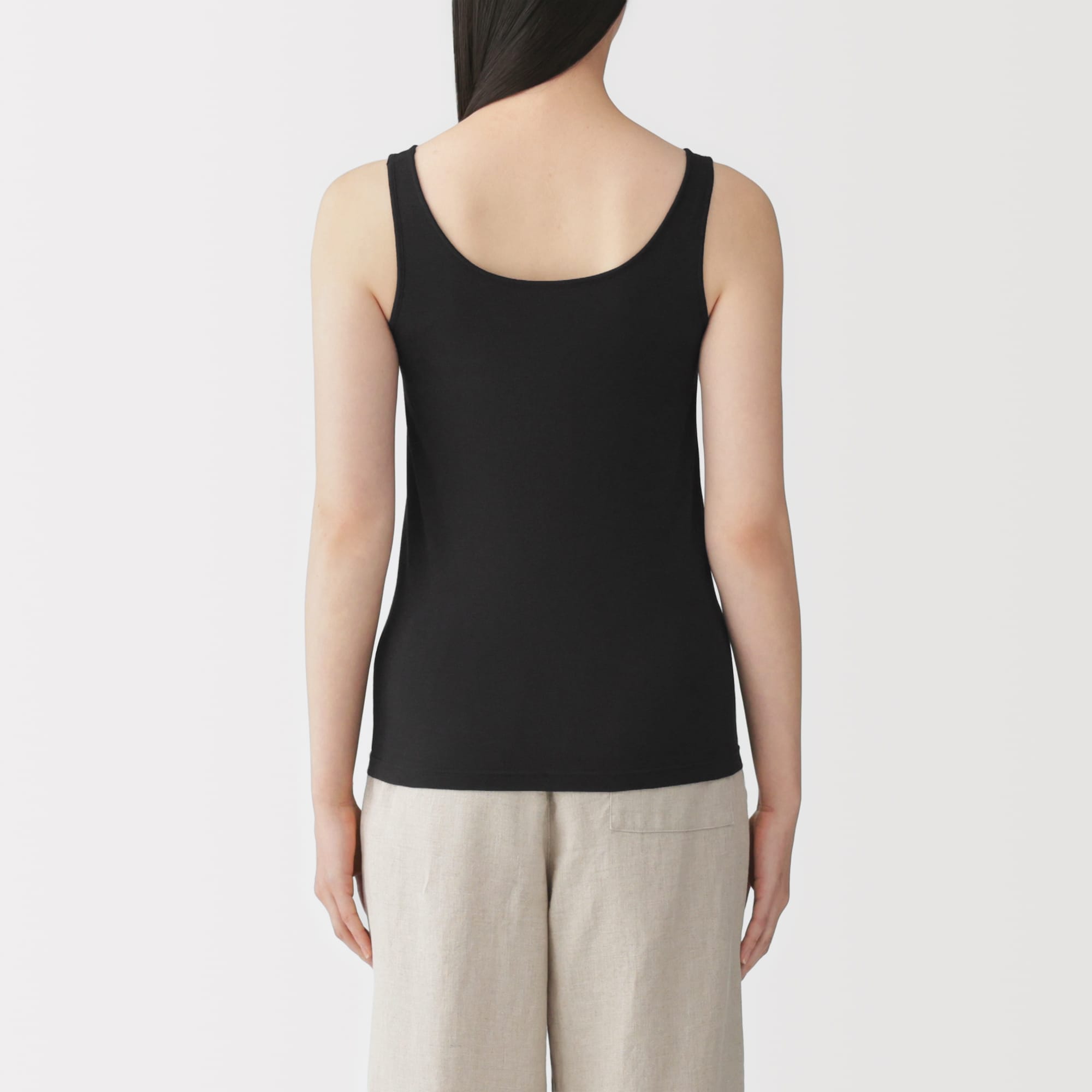 婦人　胸のボリュームをおさえる　ブラタンクトップ