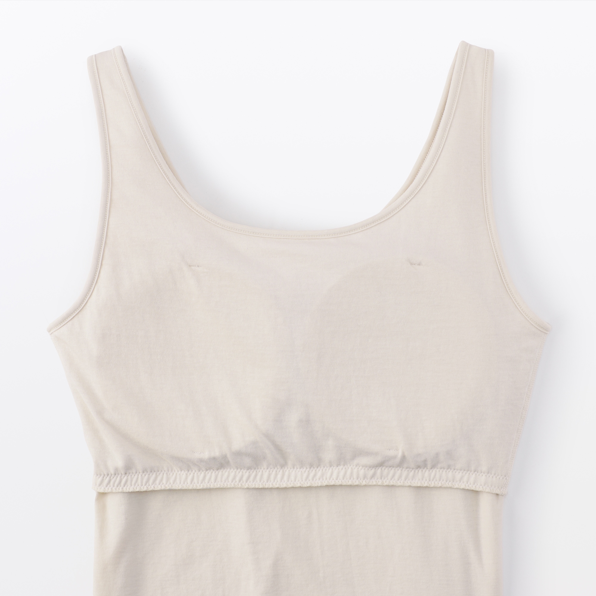 婦人　胸のボリュームをおさえる　ブラタンクトップ