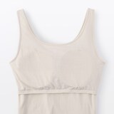 婦人　胸のボリュームをおさえる　ブラタンクトップ