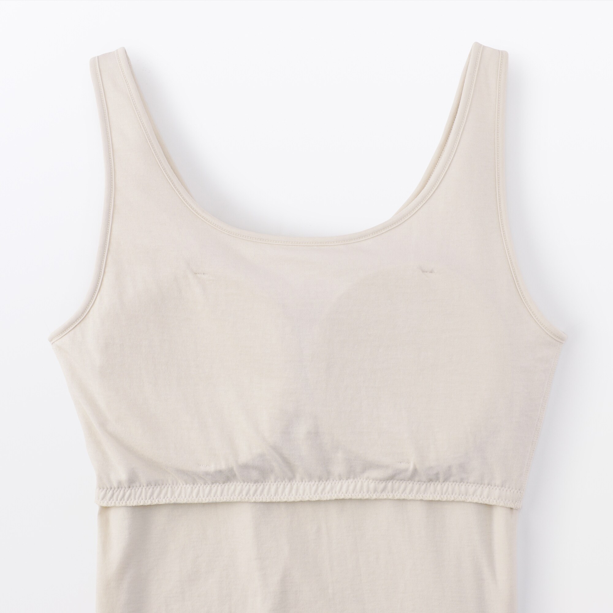 婦人　胸のボリュームをおさえる　ブラタンクトップ