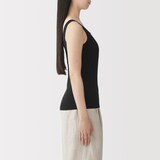 婦人　胸のボリュームをおさえる　ブラタンクトップ