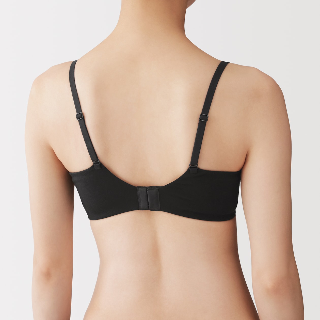 婦人　ノンワイヤー胸の形を整えるブラジャー