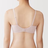 婦人　ノンワイヤー胸の形を整えるブラジャー