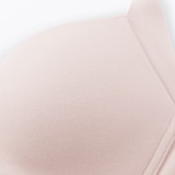 婦人　ノンワイヤー胸の形を整えるブラジャー