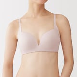 婦人　ノンワイヤー胸の形を整えるブラジャー