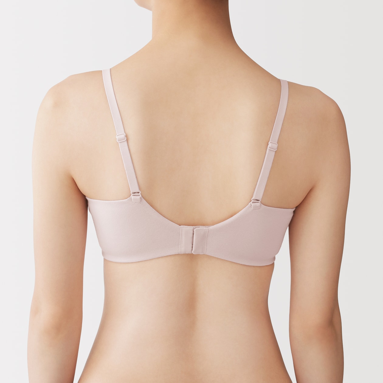 婦人　ノンワイヤー胸の形を整えるブラジャー