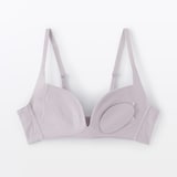 婦人　ノンワイヤー胸の形を整えるブラジャー