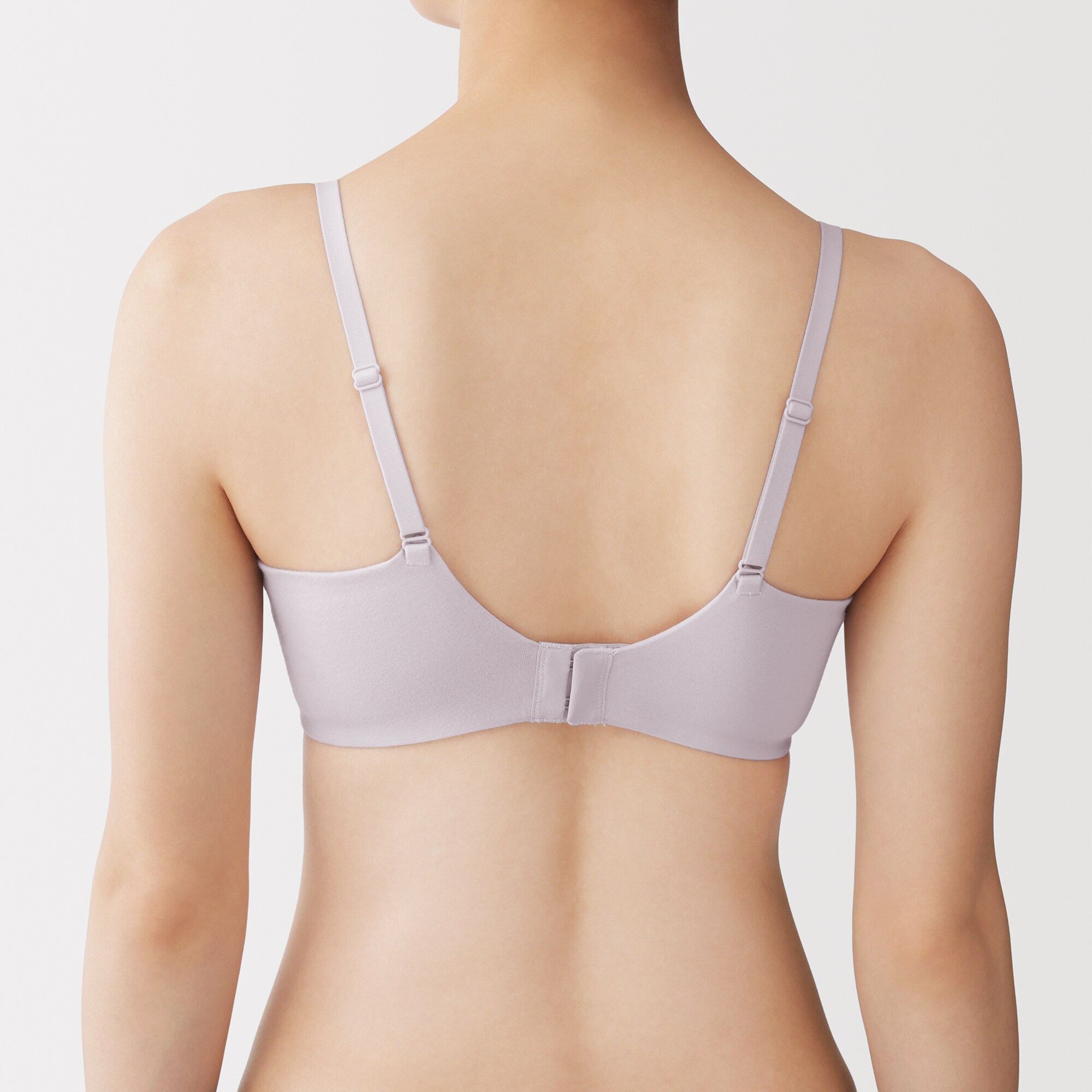 婦人　ノンワイヤー胸の形を整えるブラジャー