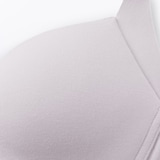 婦人　ノンワイヤー胸の形を整えるブラジャー