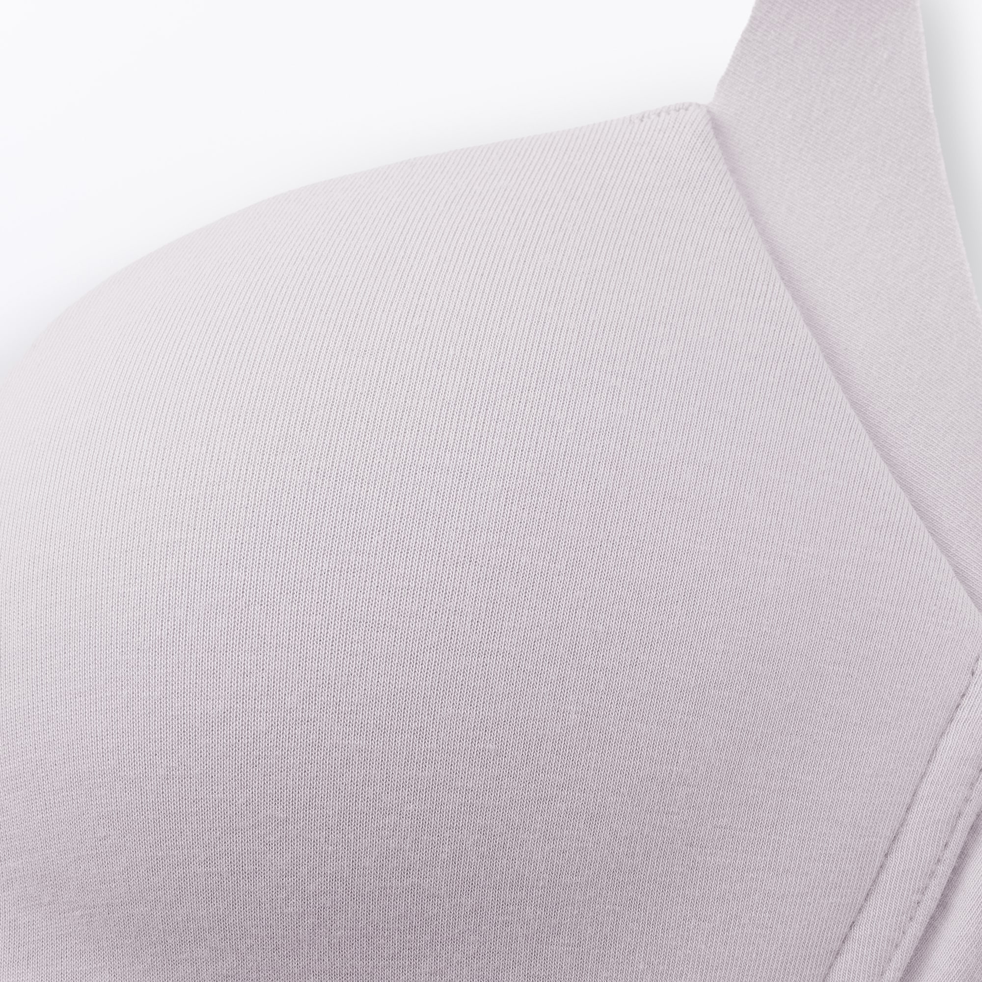 婦人　ノンワイヤー胸の形を整えるブラジャー