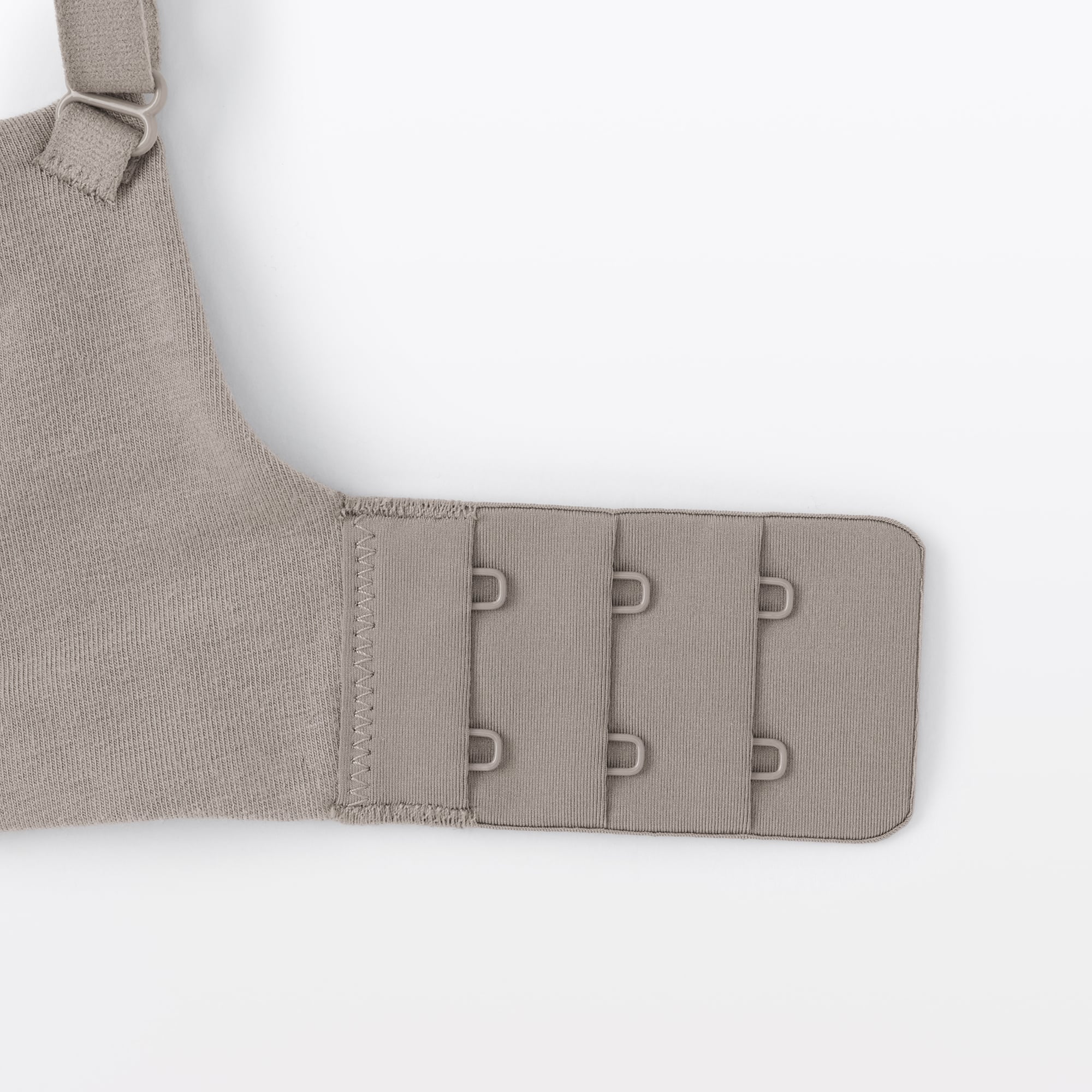 婦人　ノンワイヤー胸の形を整えるブラジャー