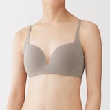 婦人　ノンワイヤー胸の形を整えるブラジャー