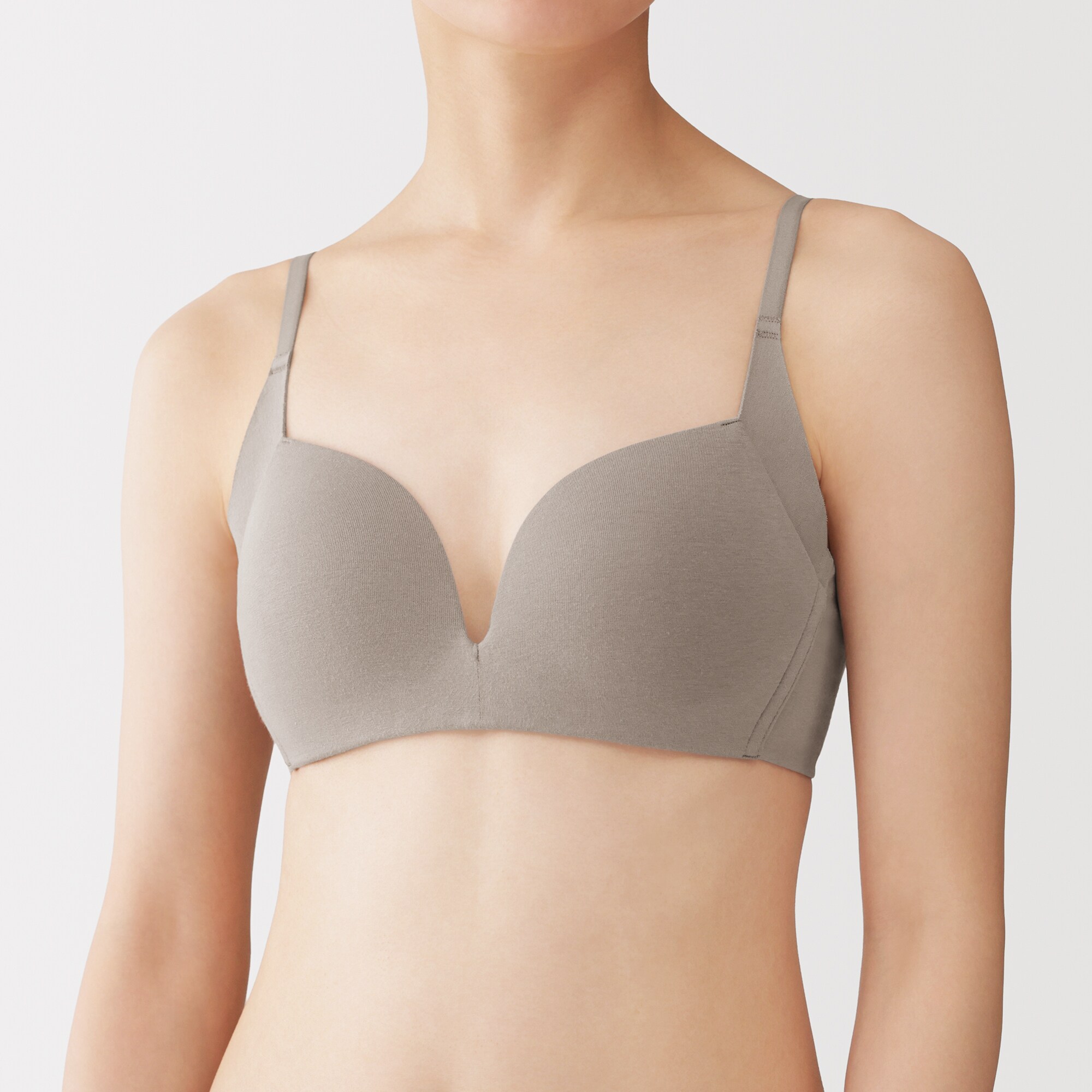 婦人　ノンワイヤー胸の形を整えるブラジャー