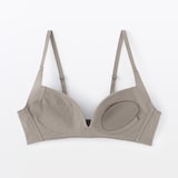 婦人　ノンワイヤー胸の形を整えるブラジャー