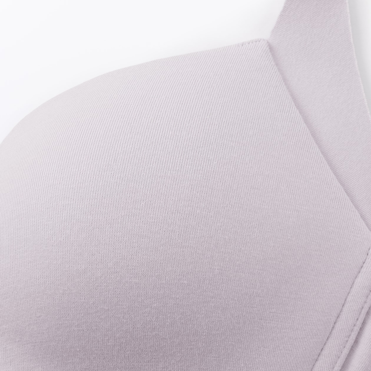 婦人　ノンワイヤー胸の形を整えるブラジャー　プラスサイズ